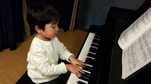 Có nên cho bé học đánh đàn Piano từ sớm hay không?