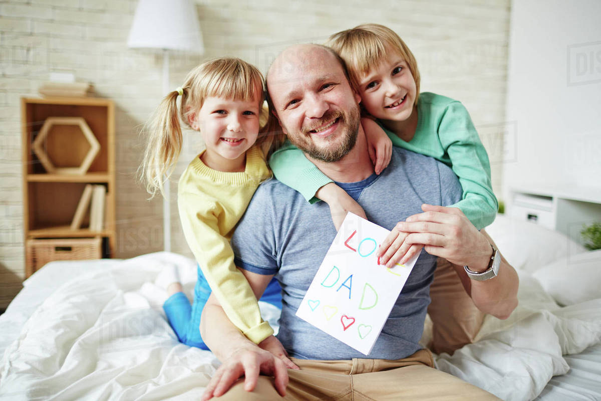 Viết đoạn văn tiếng anh về Bố